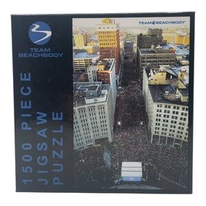 Team Beachbody 1500 Piece Jigsaw Puzzle Downtown Cityscape Marathon Coach Summit